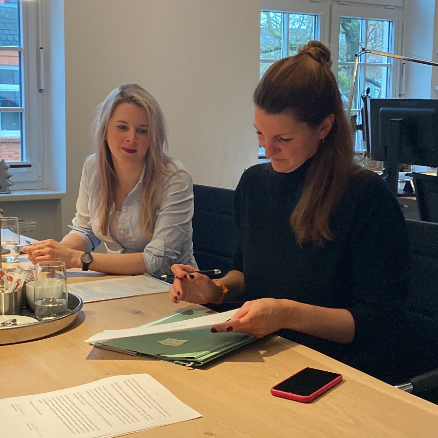 MYA branding Gründerinnen beim Notar.